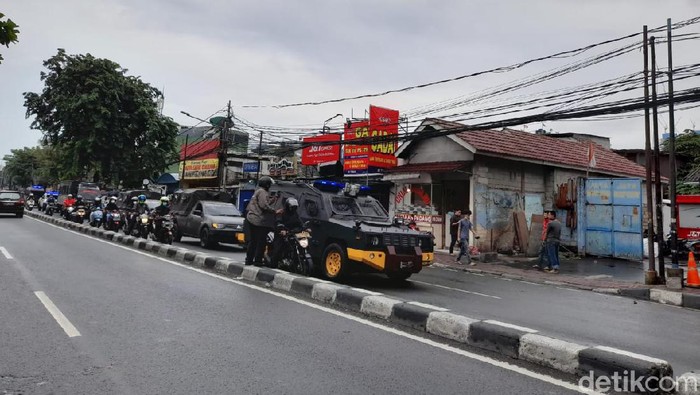 Rombongan polisi-TNI patroli di Jakpus (Tiara Aliya Azzahra/detikcom).
