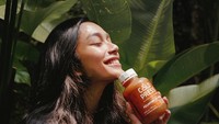 Sebotol cold press juice jadi minuman Faradina saat santai. Ternyata rahasia sehatnya yakni sering makan dan minum sehat.  Foto: @faradinamufti