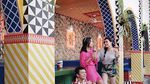 Sah Jadi Istri Dimas Djay, Intip Asyiknya Faradina Makan di Pinggir Pantai