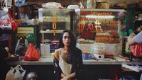 Wah pose di depan gerobak makanan saja bisa kece begini. Kalau model memang beda nih gayanya. Jajan nasi goreng saja bisa jadi konten foto.  Foto: @faradinamufti