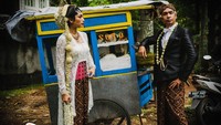 Faradina Mufti dan Dimas Djay resmi menyandang status baru sebagai pasangan suami istri. Meski terpaut usia 17 tahun tapi keduanya tampak kompak dan tetap gokil, seperti momen usai ijab kabul ini. Foto: @faradinamufti