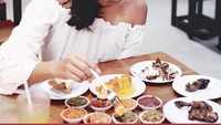 Lewat instagramnya @faradinamufti, wanita berambut panjang ini selalu pamer senyum manis ketika dihadapkan dengan makanan. Tapi badannya selalu tampil langsing. Foto: @faradinamufti