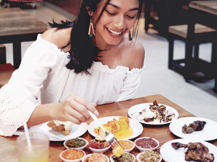 Sah Jadi Istri Dimas Djay, Intip Asyiknya Faradina Makan di Pinggir Pantai