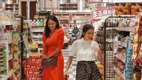 Jalan-jalan ke Jepang, Faradina dan temannya asyik belanja sambil berpose di sebuah minimarket. Gayanya terlihat seru dan ceria banget nih. Foto: @faradinamufti