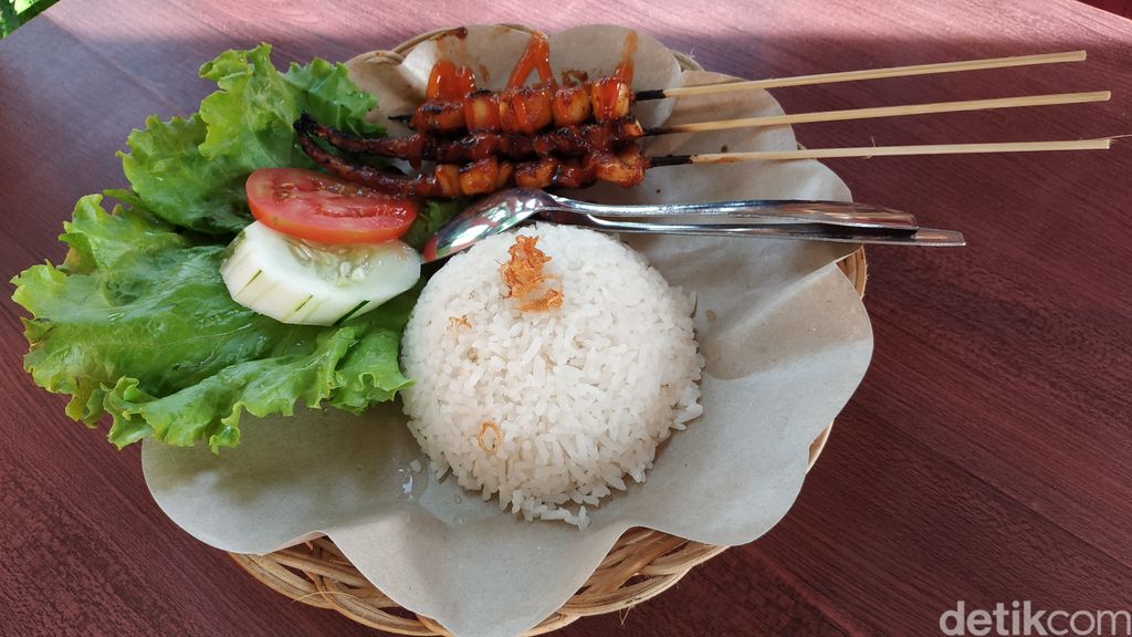 Maknyus! Sate Cumi Khas Kedai Umiso Pacitan yang Empuk Gurih