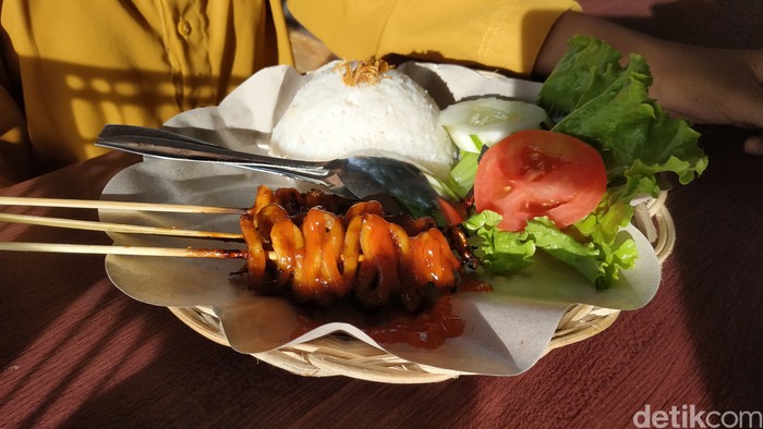 Sate cumi khas Pacitan Maknyus! Sate Cumi Khas Kedai Umiso Pacitan yang Empuk Gurih
