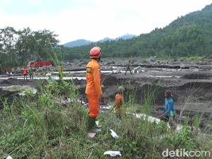 Saat Petugas Menyelamatkan Penambang Pasir dari Banjir Lahar Semeru