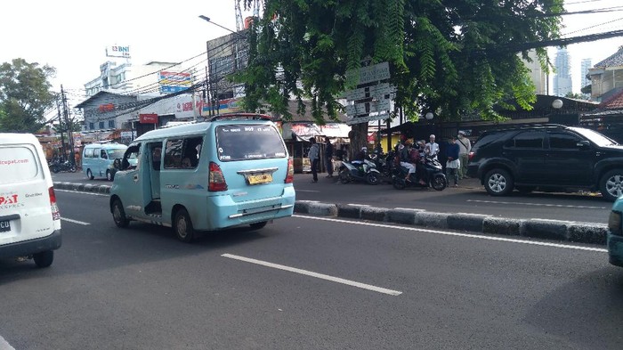 Beberapa orang berkumpul di muka Jalan Petamburan III usai kemarin malam Habib Rizieq resmi ditahan di Polda Metro Jaya dalam kasus kerumunan.