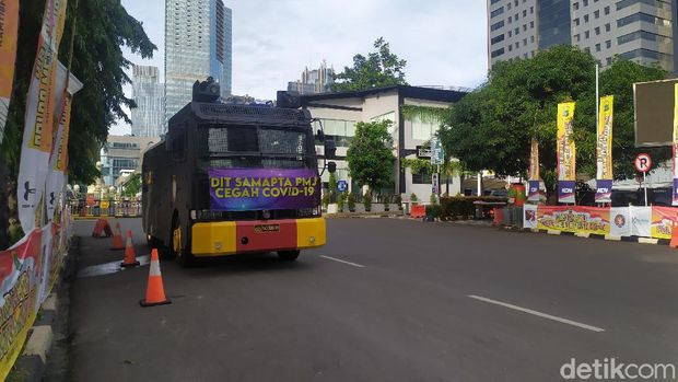 Suasana di Polda Metro Jaya dan sekitar pada Minggu (13/12/2020) pukul 07.30 WIB usai penahanan Habib Rizieq Shihab atau HRS (Luqman/detikcom).