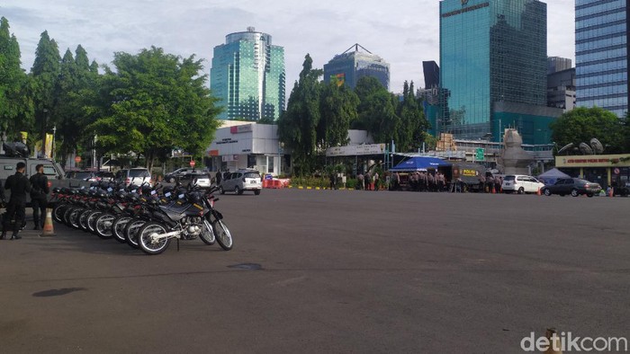 Suasana di Polda Metro Jaya dan sekitar pada Minggu (13/12/2020) pukul 07.30 WIB usai penahanan Habib Rizieq Shihab atau HRS (Luqman/detikcom).