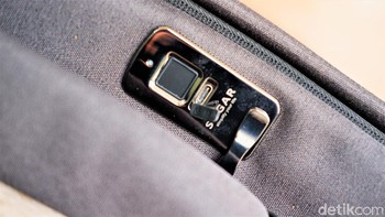 Dibagian sampingnya terdapat fingerprint, USB Type C dan zipper lock. Foto: Adi Fida Rahman/detikINET