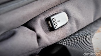 Bagain samping kiri terdapat port USB untuk mengisi ulang ponsel. Foto: Adi Fida Rahman/detikINET