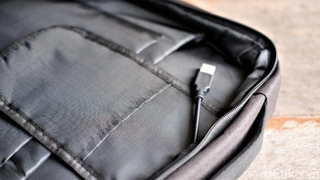 Bagian dalam terdapat kabel untuk mengoneksikan ke powerbank. Foto: Adi Fida Rahman/detikINET