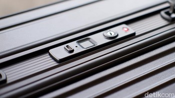 Di samping bodynya terdapat kunci TSA, sensor sidik jari dan port microUSB untuk isi ulang baterai. Foto: Adi Fida Rahman/detikINET