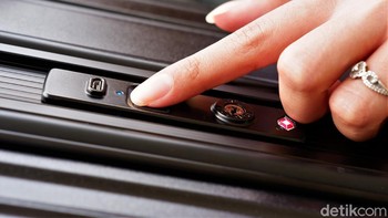 Buka koper hanya dalam satu detik. Sistem penguncian MOLA Smart Luggage dapat menyimpan hingga 5 sidik jari pengguna dengan presentase keakuratan hingga 99%. Foto: Adi Fida Rahman/detikINET