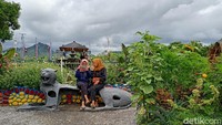 Lokasi Sumorobangun Flowers mempunyai luas 0,5 hektare dan menawarkan bermacam-macam jenis bunga.