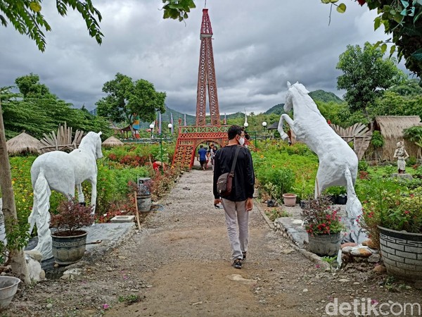 Di Sumorobangun Flowers memiliki fasilitas yang lengkap, dengan tanaman dan bunga yang menyejukkan mata. Pun juga ada ikon layaknya Menara Eiffel. Wajib mampir! Di Sumorobangun Flowers memiliki fasilitas yang lengkap, dengan tanaman dan bunga yang menyejukkan mata. Pun juga ada ikon layaknya Menara Eiffel. Wajib mampir!