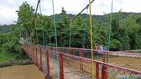Di Sumorobangun Flowers ini ada wahana Jembatan Pelangi, jembatan gantung yang dicat warna-warni. Ada juga wisata edukasi rajang tembakau, seni karawitan, seni tari, bumi perkemahan dan rumah singgah (home stay).