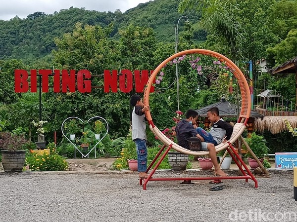 Pengendara yang melintas di Jalan Raya Perbatasan Wonogiri - Ponorogo pasti tidak asing dengan Sumorobangun Flowers. Sebab, oleh Pemdes Biting, Kecamatan Badegan lokasi ini disulap jadi tempat wisata. Pengendara yang melintas di Jalan Raya Perbatasan Wonogiri - Ponorogo pasti tidak asing dengan Sumorobangun Flowers. Sebab, oleh Pemdes Biting, Kecamatan Badegan lokasi ini disulap jadi tempat wisata.