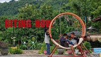 Pengendara yang melintas di Jalan Raya Perbatasan Wonogiri - Ponorogo pasti tidak asing dengan Sumorobangun Flowers. Sebab, oleh Pemdes Biting, Kecamatan Badegan lokasi ini disulap jadi tempat wisata.
