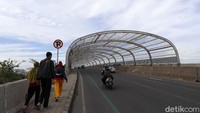 Warga pun memilih jembatan Summarecon Bekasi menjadi tempat favorit untuk berolahraga dan berkumpul. 