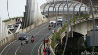 Meski banyak kendaraan bermotor lalu-lalang, kawasan Flyover Summarecon Bekasi menjadi lokasi favorit warga untuk berolahraga.