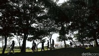 Libur akhir pekan dijadikan warga untuk berolahraga.