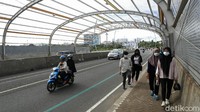 Mereka tetap menerapkan protokol kesehatan seperti memakai masker.