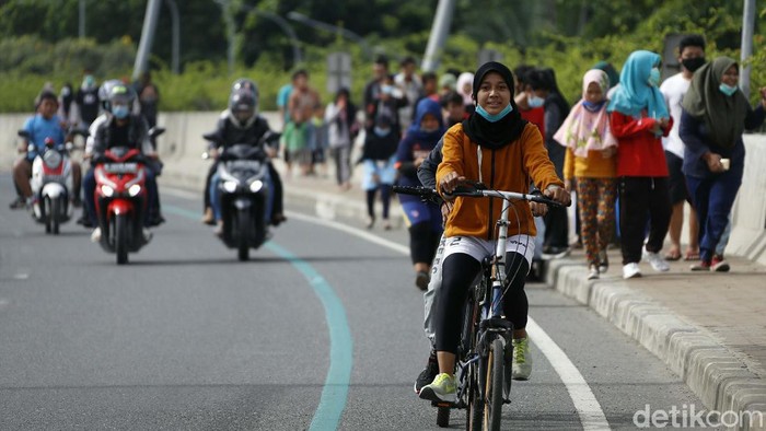 Pemkot Bekasi meniadakan CFD selama pandemi COVID-19. Meski demikian warga tetap memadati Jembatan Summarecon untuk berolahraga.