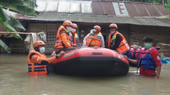 Tim BPBD mengecek banjir di esa Wironatan, Kecamatan Butuh, Purworejo, Minggu (13/12/2020)