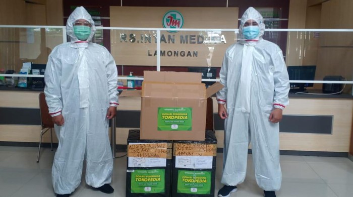 Tokopedia tergerak untuk turut bersimpati dengan memberikan bantuan Alat Perlindungan Diri (APD) kepada para tenaga medis.
