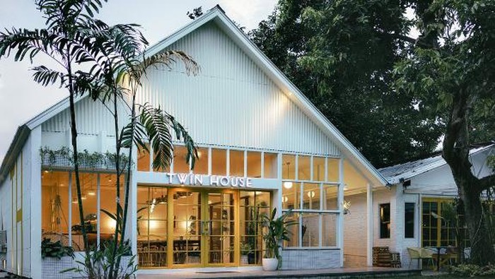 Restoran satu ini rasanya tak asing lagi bagi warga Jakarta, terutama Jakarta Selatan. Twin House Coffee & Kitchen berlokasi di Jalan Cipete Raya.