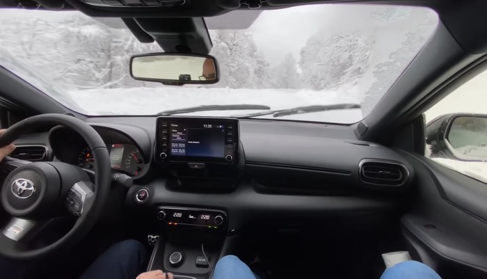 Video Toyota Yaris GR digeber di jalanan bersalju
