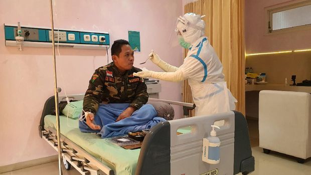 viral bupati lumajang disuapi nakes berhazmat