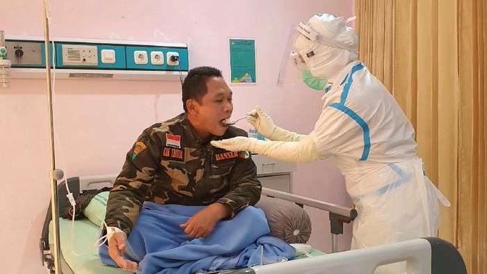 viral bupati lumajang disuapi nakes berhazmat
