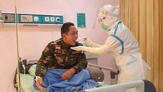 viral bupati lumajang disuapi nakes berhazmat