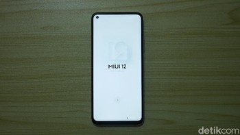 Mi 10T Pro dikapalkan dengan MIUI 12, yang berbasis pada Android 10. Foto: detikINET/Anggoro Suryo Jati