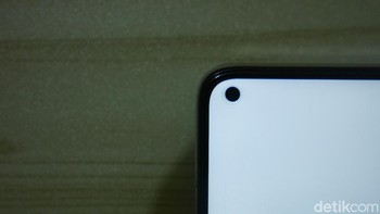 Bagian kiri atas layar ada hole punch tempat menyimpan kamera depan 20 megapixel. Foto: detikINET/Anggoro Suryo Jati