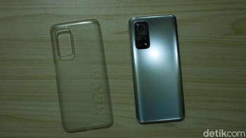Casing silicon yang disertakan di paket penjualan terbilang menarik, karena diklaim sebagai anti bakteri. Foto: detikINET/Anggoro Suryo Jati