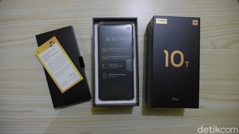 Kartu ucapan terima kasih dari Alvin Tse, Country Director Xiaomi Indonesia juga ada dalam boks ponsel ini. Foto: detikINET/Anggoro Suryo Jati