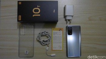 Di dalam boks ada ponsel, charger 33W, kabel charger USB A ke USB C, adaptor USB C to audio 3,5mm, dan casing silicon. Foto: detikINET/Anggoro Suryo Jati