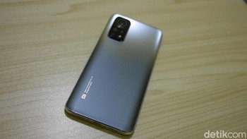 Mi 10T Pro yang kami terima ini berwarna Lunar Silver. Foto: detikINET/Anggoro Suryo Jati