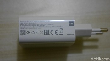 Penampakan charger 33W, yang diklaim bisa mengisi baterai 5000 mAh di Mi 10T Pro dari kosong sampai penuh dalam waktu singkat. Foto: detikINET/Anggoro Suryo Jati