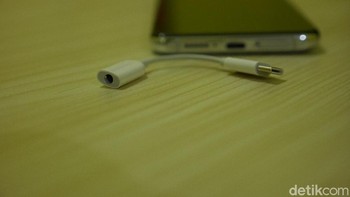 Adaptor USB C to audio 3,5mm, karena Mi 10T Pro memang tak punya port audio Foto: detikINET/Anggoro Suryo Jati