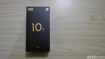Seperti biasa, Mi 10T Pro seperti produk Xiaomi lain hadir dengan boks berwarna hitam, dengan teks berwarna emas. Foto: detikINET/Anggoro Suryo Jati