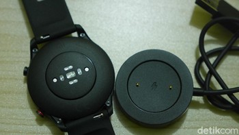 Charger ini akan menempel dengan Mi Watch dalam satu posisi, sesuai dengan peletakan magnetnya. Foto: detikINET/Anggoro Suryo Jati