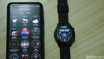 Pengaturannya di ponsel bisa dilakukan lewat aplikasi Xiaomi Wear, termasuk ketika akan mengganti watch face-nya. Foto: detikINET/Anggoro Suryo Jati