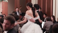 Dalam momen bahagia itu, Claudia Kim mengenakan gaun pernikahan putih dan sang suami mengenakan kemeja putih serta jas hitam. (Foto: dok. Instagram @claudiashkim) 