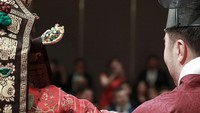 Ada pula foto Claudia Kim dan Matthew Shampine mengenakan pakaian tradisional Korea Selatan. (Foto: dok. Instagram @claudiashkim) 