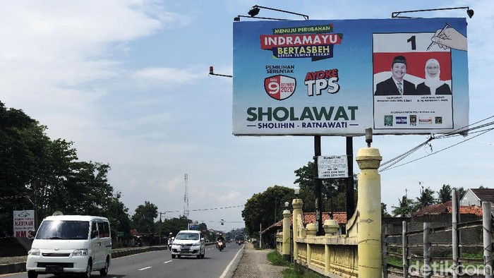 5 Hari Usai Pilkada, APK Paslon Ini Masih Betah Mejeng di Jalan Meski Pilkada telah usai, sebuah billboard bergambar Paslon Bupati Indramayu masih terpajang. Seperti terlihat di Jalan Raya Pantura, Indramayu, Jawa Barat.